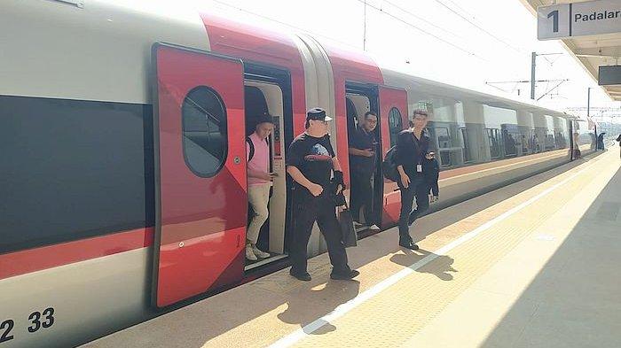 Penumpang Kereta Cepat WHOOSH dari Jakarta saat turun di Stasiun Padalarang, Kabupaten Bandung Barat (KBB), Rabu (18/10/2023).