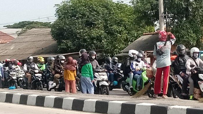 Arus Lalin Kendaraan Pemudik tersendat di kawasan Jembatan Sewoharjo karena banyaknya Penyapu Koin, Minggu (7/4/2024). Foto : Tribunjabar / Ahya Nurdin