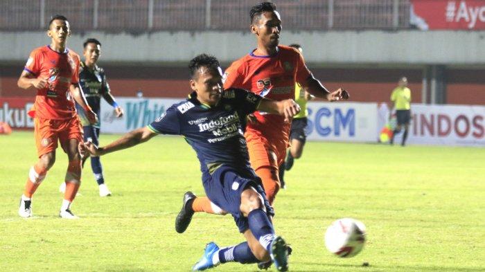 Penyerang Persib Bandung Ferdinand Sinaga saat mencetak gol kemenangan ke gawang Persiraja Banda Aceh di Grup D Piala Menpora 2021 di Stadion Maguwoharjo, Sleman, Jumat (2/4/2021).