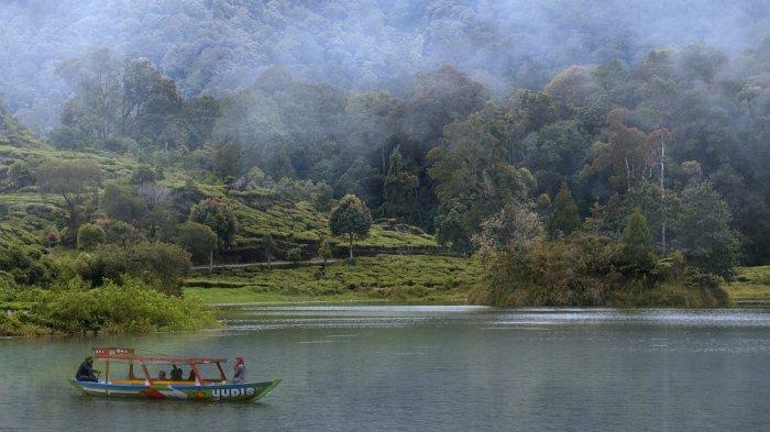 Pemandangan saat mengelilingi Situ Patenggang dengan perahu (aplkas.com)
