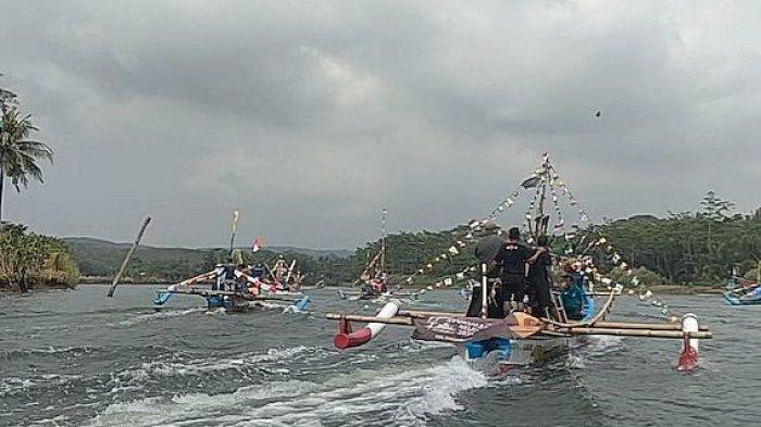 Perahu nelayan berhiaskan bendera dan pernak-pernik pawai di aliran Sungai Citanduy, Kalipucang, Senin (23/10/2023). Kegiatan ini menyambut milangkala ke-11 Kabupaten Pangandaran.