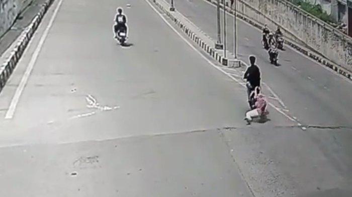 Bidikan layar rekaman CCTV seorang perempuan bernama Indah (26) terseret begal sejauh 150 meter demi mempertahankan sepeda motor pelanggannya di Underpass Cibitung, Kecamatan Cibitung, Kabupaten Bekasi, Selasa (27/2/2024).