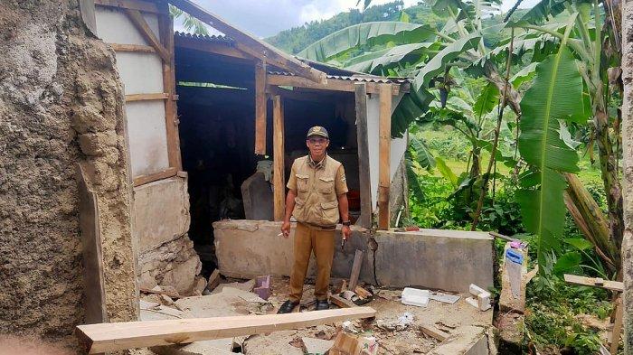 Warga Kecamatan Semen mengamati lingkungan setelah dentuman
