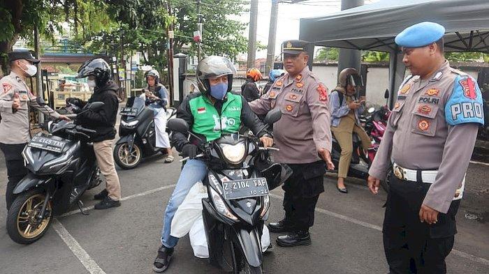 Pemeriksaan pajak kendaraan bermotor di depan Kantor Samsat dan Puskesmas Ciamis, Jalan Jenderal Sudirman Ciamis, Selasa (7/11/2023).