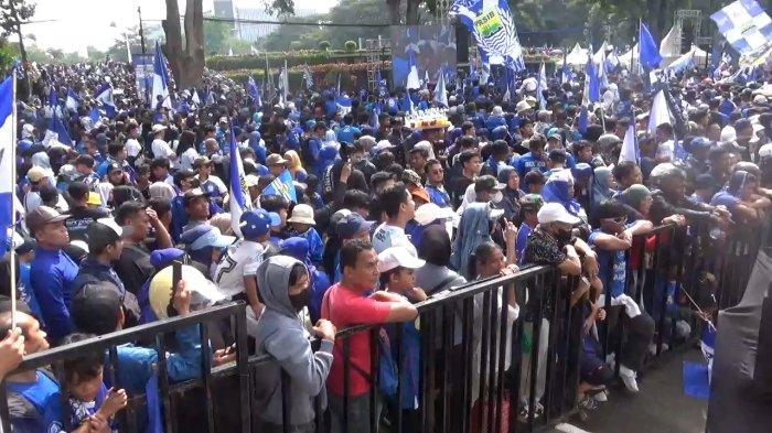 TUNGGU PERSIB - Bobotoh menyemut di Jalan Diponegoro tepatnya depan gedung sate, Minggu (25/5/2025) menunggu kedatangan tim Persib Bandung.