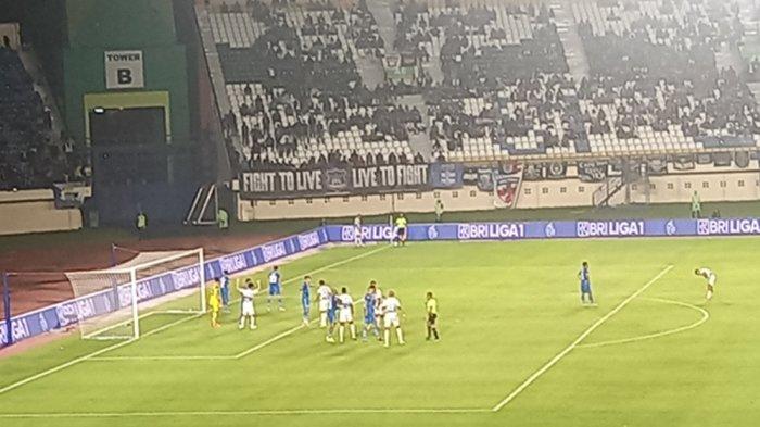 Momen pertandingan Persib Bandung vs PSIS Semarang di Stadion Si Jalak Harupat Kabupaten Bandung, Selasa (27/2/2024).