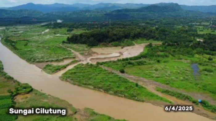 Tangkapan layar akun Facebook Dadan Nandar yang diunggah di grup Aku Cinta Sumedang, Selasa (8/4/2025). Asep Sumaryana menelusuri kerusakan lingkungan akibat stone cruiser, eksploitasi batu dari Sungai Cilutung di Kecamatan Tomo, Kabupaten Sumedang.