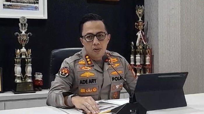 PESTA GAY - Kabid Humas Polda Metro Jaya Kombes Ade Ary Syam Indradi mengungkap kasus pesta gay yang terjadi di sebuah hotel kawasan Rasuna Said, Kuningan, Jakarta Selatan, Sabtu (1/2/2025) malam. Dari hasil penggerebekan sebanyak 56 orang diamankan dan tiga di antaranya ditetapkan tersangka. (Tribunnews.com/Reynas Abdila)