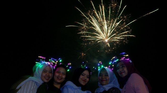 Warga memenuhi lapangan menyaksikan kembang api pada malam pergantian tahun dari 2019 ke 2020 di Lapangan Gasibu, Jalan Diponegoro, Kota Bandung, Rabu (1/1/2020). Pesta kembang api di lapangan ini berujung ricuh saat satu kembang api yang dinyalakan meledak diantara kerumunan massa. Beruntung keributan tidak berlangsung lama setelah petugas kepolisian berhasil mengamankan orang yang diduga menyalakan kembang api tersebut. (TRIBUN JABAR/GANI KURNIAWAN)