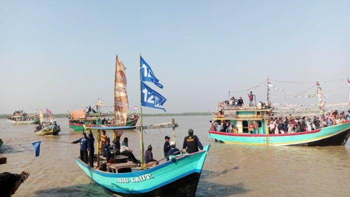 Suasana pawai perahu di acara Pesta Laut Blanakan, Minggu (1/10/2023). Foto : Tribunjabar.id / Ahya Nurdin