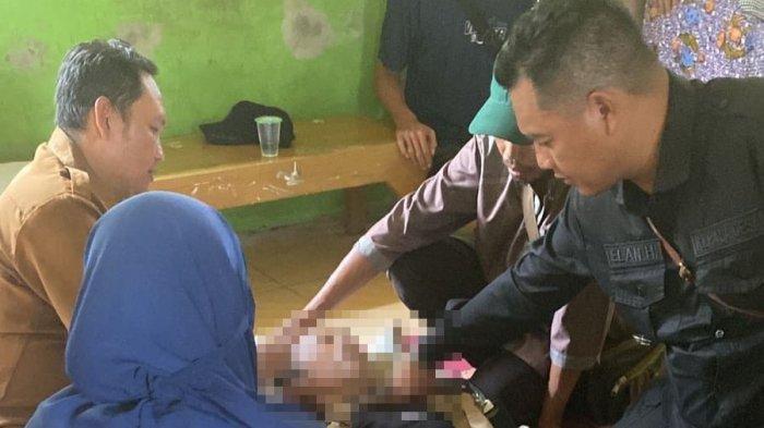 Seorang petugas Panwaslu Kelurahan Desa (PKD) di Desa Cibadak, Kecamatan Cibeber, Kabupaten Cianjur saat ditolong setelah tak sadarkan diri, Selasa (13/2/2024).