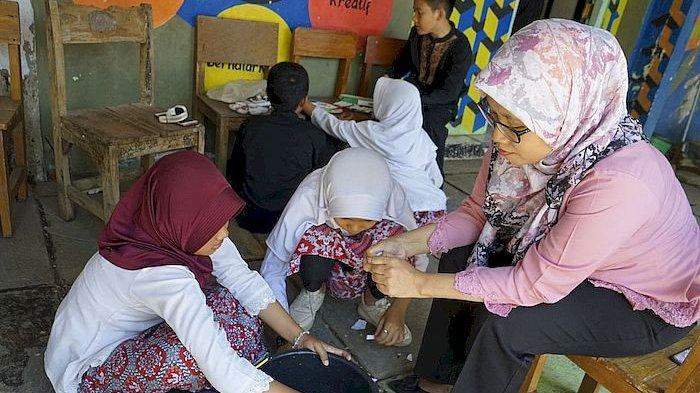 Murid dan guru SDN 077 Sejahtera Kota Bandung memilah-milah sampah nonorganik untuk meminimalisir produksi sampah, Kamis (19/10/2023)