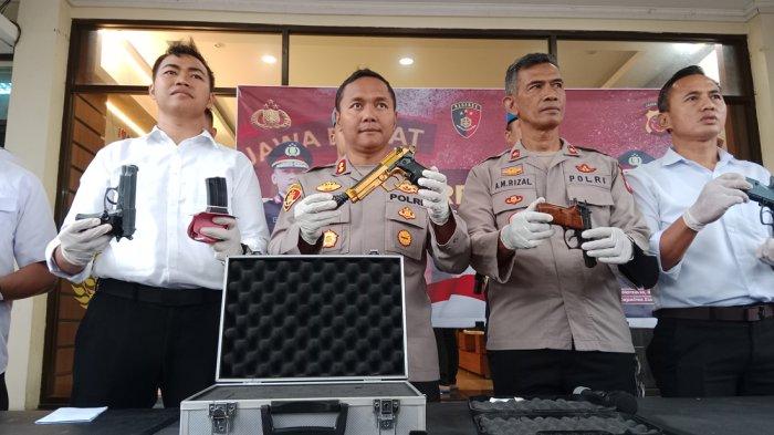 Kapolres Sumedang, AKBP Joko Dwi Harsono saat menunjukan barang bukti pistol milik pengeroyok mahasiswa di Mapolres Sumedang, Senin (25/3/2024) sore. 3 pengeroyok mahasiswa hingga koma itu sudah ditangkap dan motifnya soal peredaran narkoba.