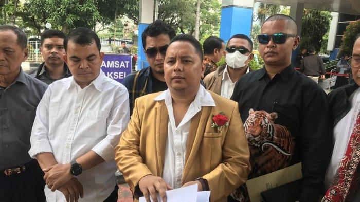 Pengacara Iptu Rudiana Pitra Romadoni Nasution membuat laporan polisi di SPKT Polda Metro Jaya, Jakarta Selatan, Jumat (11/10/2024). (Tribun/Reynas)
