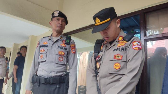 David Heydar Pratama (26), pria yang mengaku sebagai polisi gadungan dan menipu pacarnya hingga ratusan juta rupiah, dihadirkan dalam konferensi pers di Mapolrestabes Bandung, Rabu (6/3/2024).