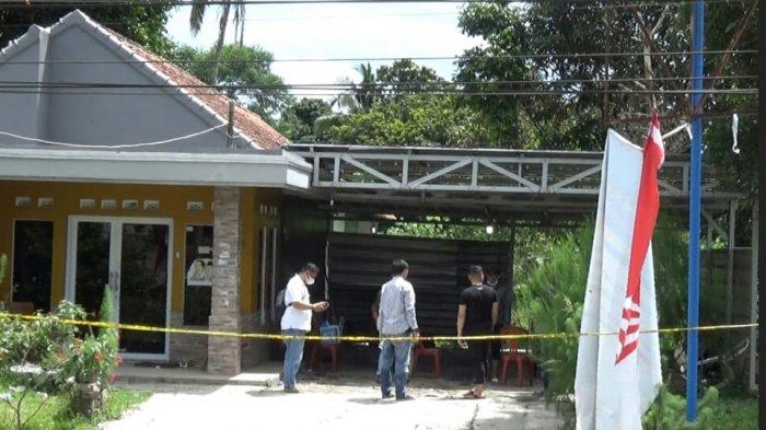 Petugas kepolisian saat kembali mendatangi lokasi kejadian perampasan nyawa ibu dan anak di Kampung Ciseuti, Desa/Kecamatan Jalancagak, Kabupaten Subang, Jawa Barat, Rabu (15/9/2021).