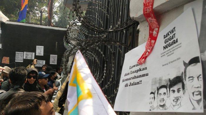 Seruan poster dalam aksi <a href='https://manado.tribunnews.com/tag/demo' title='demo'>demo</a> menolak revisi Undang-Undang Pilkada berlangsung di depan Gedung DPRD Jawa Barat, Kota Bandung, Kamis (22/8/2024). (Tribun Jabar/Gani Kurniawan)