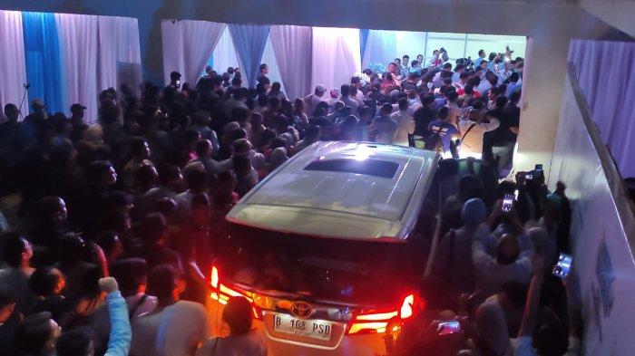 Capres-cawapres nomor urut 2, Prabowo Subianto dan Gibran Rakabuming Raka saat tiba di Istora Senayan, Jakarta untuk menyaksikan bersama hitung cepat atau quick count Pilpres 2024, Rabu (14/2/2024).[Rizki Sandi Saputra]