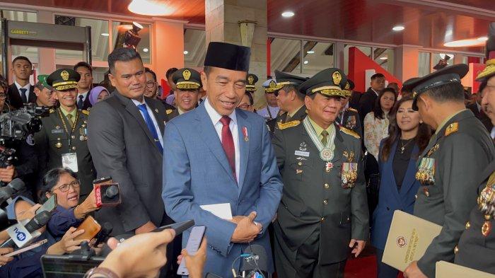 Presiden Jokowi memberikan kenaikan pangkat kehormatan kepada Prabowo Subianto menjadi Jenderal TNI (Purn) (HOR) di acara Rapim TNI-Polri di Mabes TNI, Cilangkap, Jakarta, Rabu, (28/2/2024).