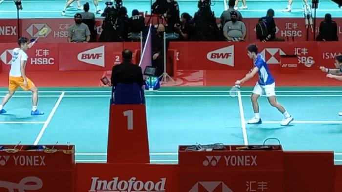 Pramudya Kusumawardhana/Yeremia Rambitan saat melawan Takuro Hoki/Yugo Kobayashi di BWF World Tour Finals 2021 di Nusa Dua, Bali, Rabu (1/12/2021).