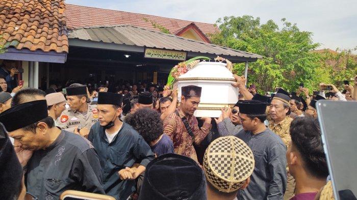 Ribuan warga iringi prosesi pemakaman Buya Syakur di Pondok Pesantren Cadangpinggan Indramayu, Rabu (17/1/2024).