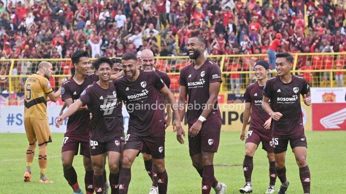 Para pemain PSM Makassar merayakan gol di sebuah laga musim lalu. PSM Makassar akan menjamu Persija Jakarta di Stadion Gelora B.J. Habibie, Jumat (3/11/2023) pukul 19.00 WIB.