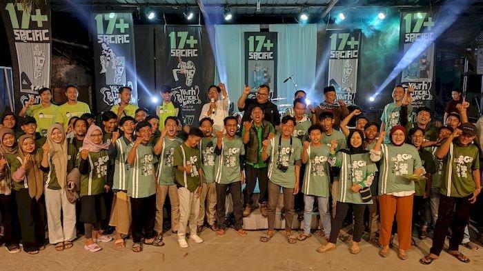 Puluhan kaum milenial saat mengikuti deklarasi G17 di Sanggar Sekar Laras, Desa Bongas Kulon, Kecamatan Sumberjaya, Kabupaten Majalengka, Kamis (17/8/2023) malam.