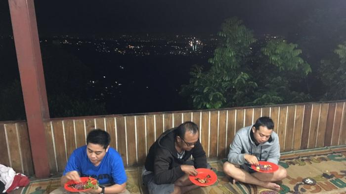 Kawasan kuliner Punclut di Bandung Utara
