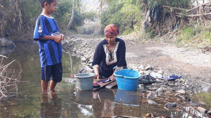 Warga Kampung Cantilan, Desa Warung Jeruk, Kecamatan Tegalwaru harus terpaksa memanfaatkan kubangan air di Kabupaten Purwakarta.