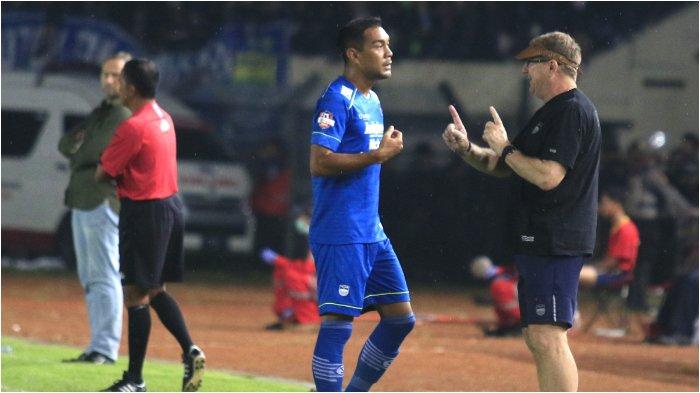 Pelatih Persib Bandung, Robert Alberts, memberikan instruksi pada Omid Nazari, dalam laga melawan PSS Sleman di Stadion Si Jalak Harupat, Minggu (15/3/2020)