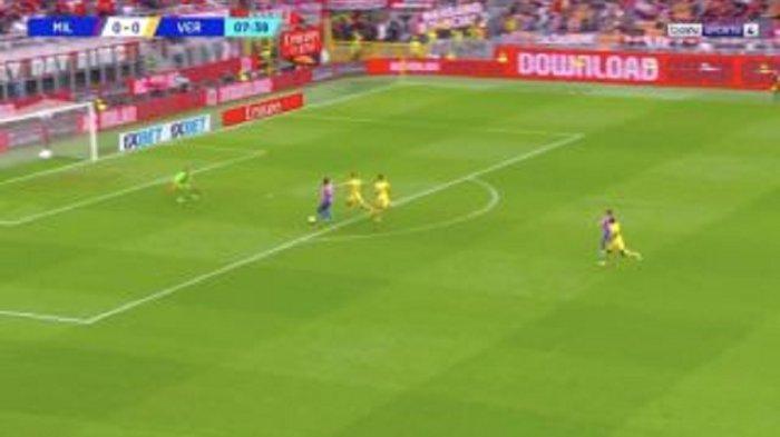 Penyerang AC Milan Rafael Leao saat menyelesaikan umpan Olivier Giroud jadi gol ke gawang Hellas Verona, Sabtu (23/9/2023).