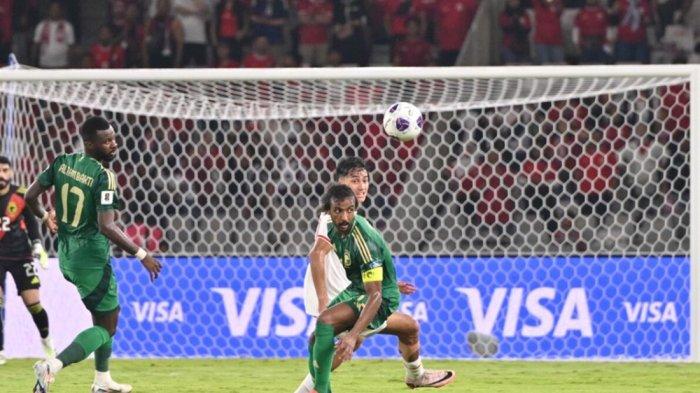 Penyerang Timnas Indonesia, Rafael Struick berebut bola dengan kapten Arab Saudi, Naseer Al Dawsari di pertandingan Kualifikasi Piala Dunia 2026 di Stadion Utama Gelora Bung Karno, Selasa 19 November 2024.