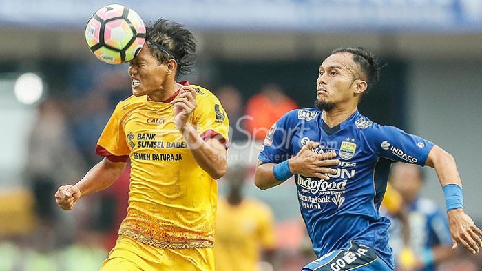 Gelandang Sriwijaya FC, Adam Alis (kiri), menyundul bola dibayangi bek Persib Bandung, Wildansyah, saat Sriwijaya FC melawan Persib Bandung pada partai pembuka Piala Presiden 2018 di Stadion Gelora Bandung Lautan Api, Kab. Bandung, Selasa (16/1/2018).