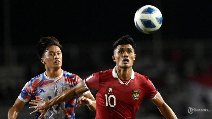 Indonesia Ramadhan Sananta (kanan) dan Filipina Pocholo Bugas bersaing memperebutkan bola pada pertandingan sepak bola kualifikasi Piala Dunia 2026 antara Filipina dan Indonesia di Manila pada 21 November 2023. (Photo by JAM STA ROSA / AFP)