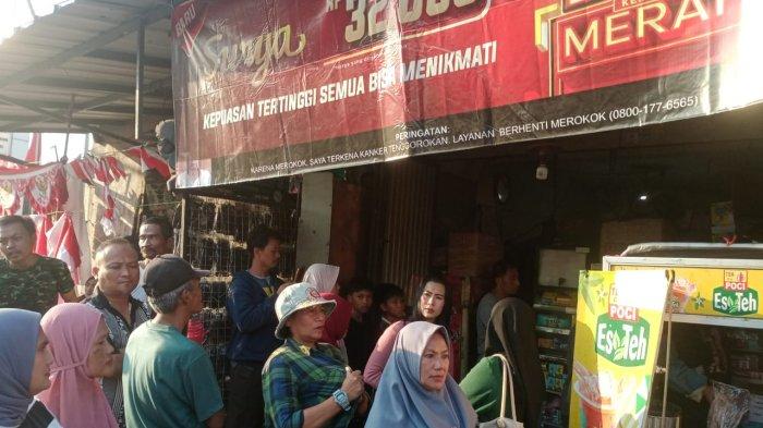 warga di Dusun Cipeundeuy, Desa Cipacing, Kecamatan Jatinangor, Kabupaten Sumedang  ramai-ramai menggeruduk tiga kios penjual obat-obatan terlarang yang berlokasi di Jalan Raya Bandung - Garut, Sabtu (10/8/2024).