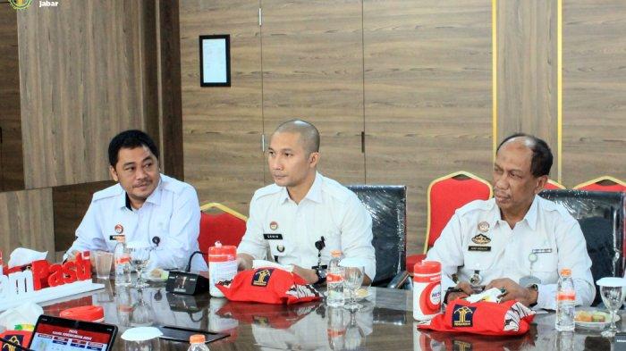 Kanwil Kemenkumham Jabar dalam rangka percepatan Pembangunan Zona Integritas menuju Wilayah Birokrasi Bersih dan Melayani (WBBM) melaksanakan Rapat Berkala Tim Pokja Pembangunan ZI WBK/WBBM Tahun 2024 Kantor Wilayah, bertempat di Ruang Rapat Sahardjo, Rabu (8/5/2024).