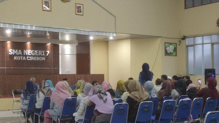 GAGAL SNBP - Rapat antara orang tua siswa eligible dengan pihak SMAN 7 Cirebon, Senin (17/2/2025).