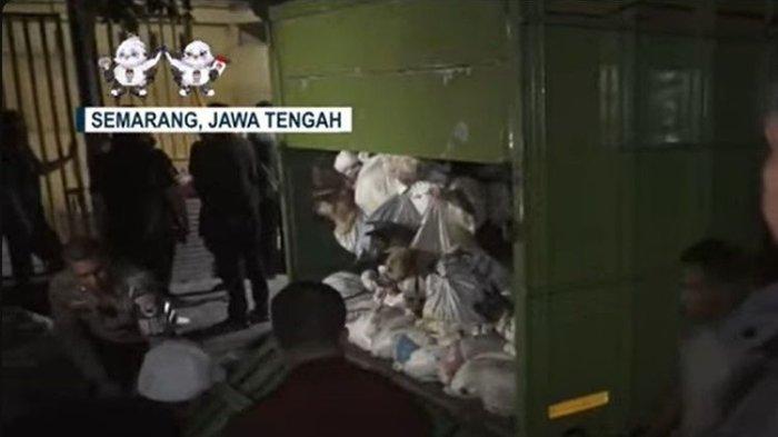 Truk pengangkut 226 ekor anjing disergap komunitas pencinta hewan dan polisi di Gerbang Tol Kalikangkung, Semarang, Jawa Tengah, Sabtu (6/1/2023) malam. Anjing-anjing itu diduga hendak dijagal, lalu dagingnya dikonsumsi.