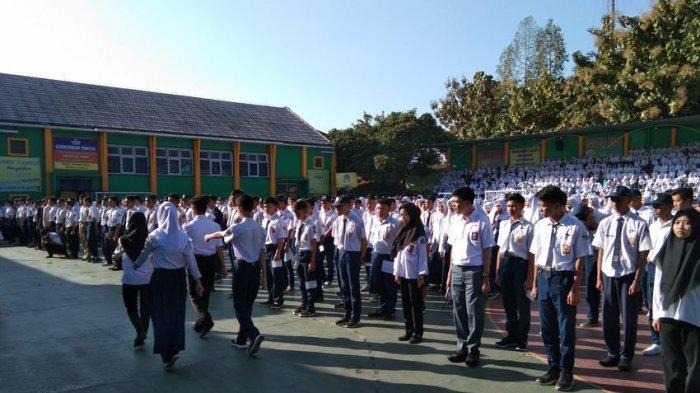 Ratusan siswa SMKN 1 Garut mengikuti upacara pembukaan Masa Pengenalan Lingkungan Sekolah (MPLS), Senin (15/7/2019).