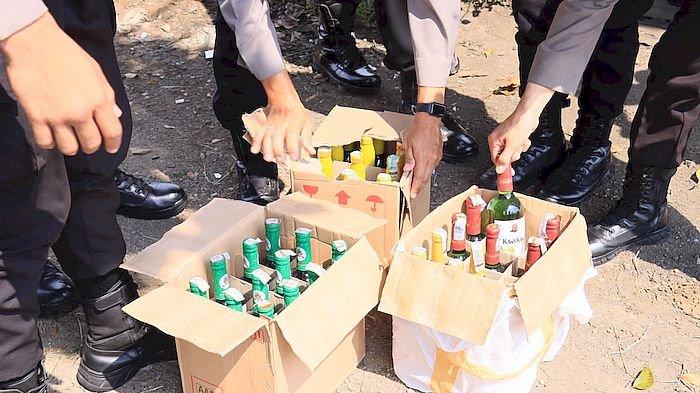 Jajaran Polres Ciamis melakukan razia peredaran miras di wilayah Kecamatan Cihaurbeuti, Jumat (22/3/2024).