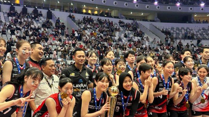 Pemain voli Indonesia, Megawati Hangestri mendapatkan penghargaan MVP di laga fun volleyball di Indonesia Arena, Senayan, Jakarta, Sabtu (20/4/2024). Tribunnews/Abdul Majid