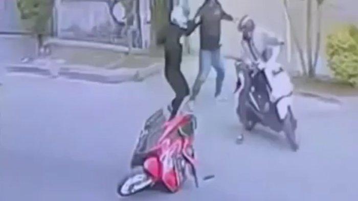 Video rekaman CCTV yang memperlihatkan aksi dua begal di Cibaduyut, Kabupaten Bandung viral di media sosial.