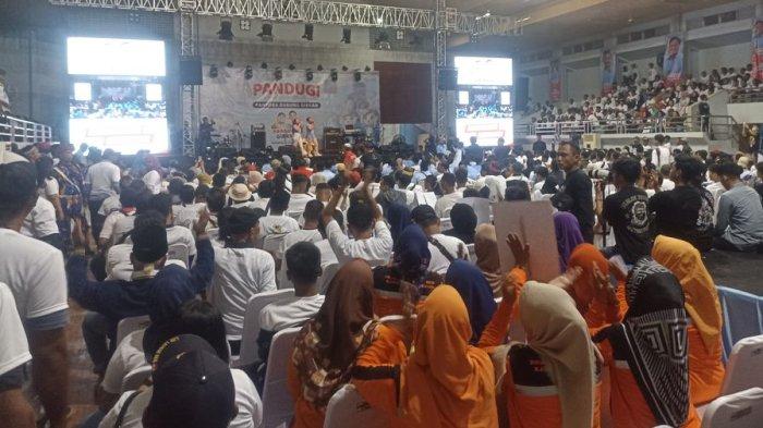 Ratusan relawan Pantura Pendukung Gibran (Pandugi) memenuhi Gedung Olahraga Panatayudha Kelurahan Nagasari, Kecamatan Karawang Barat, Kabupaten Karawang, Sabtu (9/12/2023).