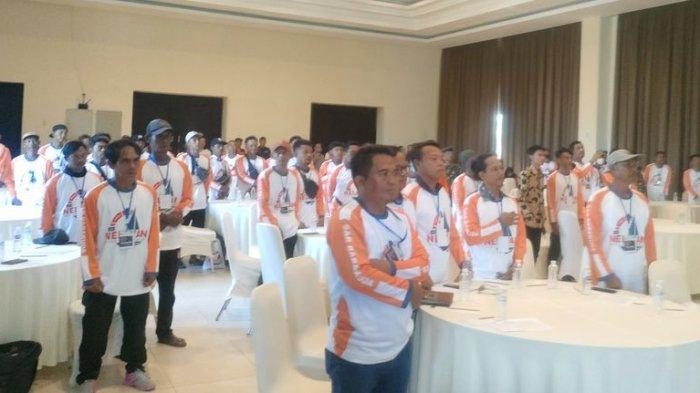 Para nelayan dari berbagai daerah di Jawa Barat mengikuti rescue training mengatasi kecelakaan laut di Hotel Pantai Indah secara teori dan praktik Pantai Timur Pangandaran, tanggal 11-12 Agustus 2023.