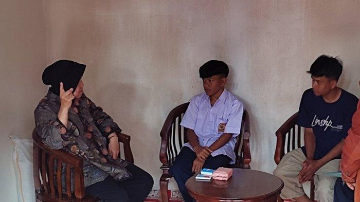Menteri Sosial RI Tri Rismaharani kunjungi rumah Entis Sutisna (15) dan Mahdar (25) di Kampung Cipenta, Desa Mekarjaya, Kabupaten Garut, Jawa Barat, Senin (30/10/2023).