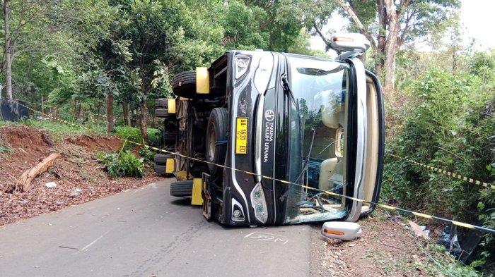 Sebuah bus pengangkut rombongan pramuka dari Kabupaten Ciamis, terguling di area Bumi Perkemahan Kiara Payung, di Dusun Cikeuyeup, Desa Sindangsari, Kecamatan Sukasari, Sumedang, Minggu (24/12/2023).