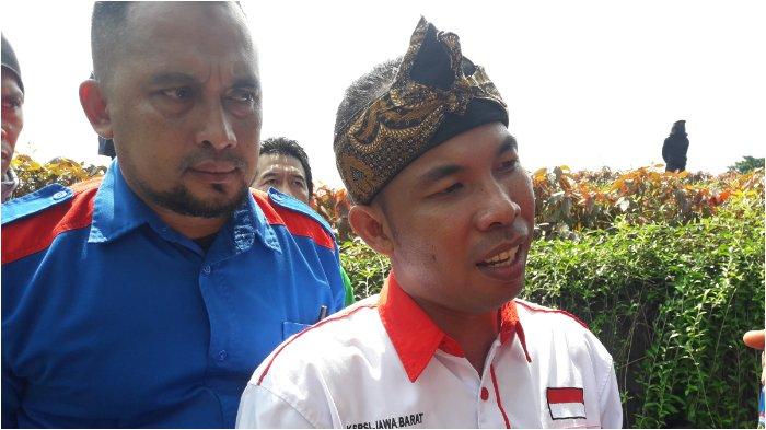 Roy Jinto, Ketua KSPSI Jabar memberikan pernyataan terkait kendaraan yang mengangkut ribuan buruh di Monju Jabar.