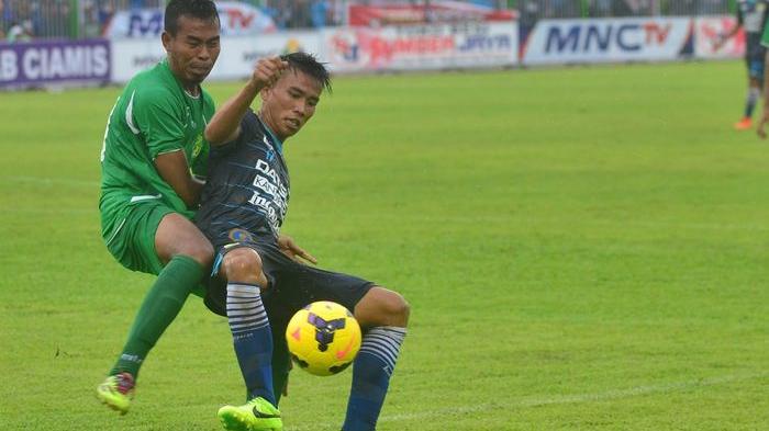 Rudiyana (kanan) saat berkostum Persib Bandung pada 2015.
