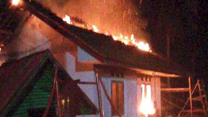 Api melalap rumah milik Engkos, warga Dusun Cibodas, Desa Ciharalang, Kecamatan Cijeungjing, Kabupaten Ciamis pada Senin (18/9/2023) malam