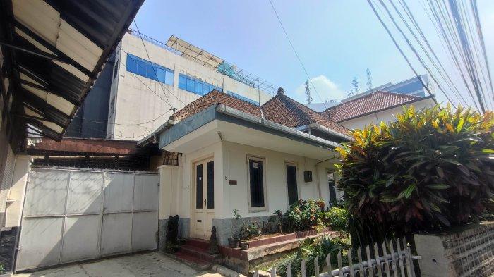 Rumah berwarna krem di Jalan Kaca-kaca, RT/RW 10/08, Paledang, Kota Bandung karya Ir. Soekarno.